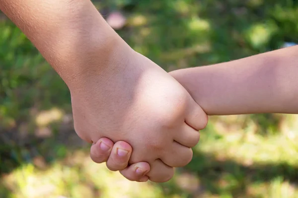 Mutter Hält Baby Der Hand Selektiver Fokus — Stockfoto