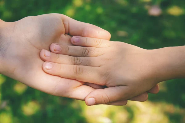 Mutter Hält Baby Der Hand Selektiver Fokus — Stockfoto