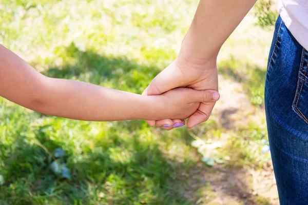 Mutter Hält Baby Der Hand Selektiver Fokus — Stockfoto