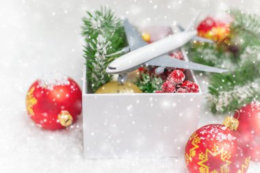Noel için seyahat. Noel dekorlu bir uçak. Seçici odaklanma. Tatil