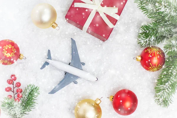 Viajar Por Navidad Avión Con Decoración Navideña Enfoques Selectivos Vacaciones — Foto de Stock
