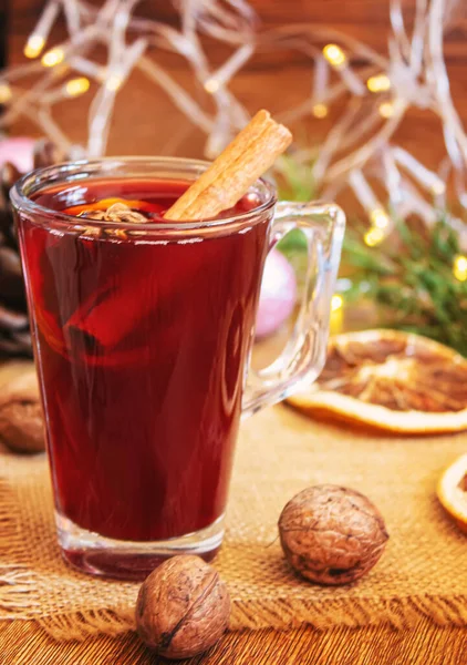 Świąteczne Grzane Wino Wesołych Świąt Szklanka Grzanego Wina Cynamonem Anyżem — Zdjęcie stockowe