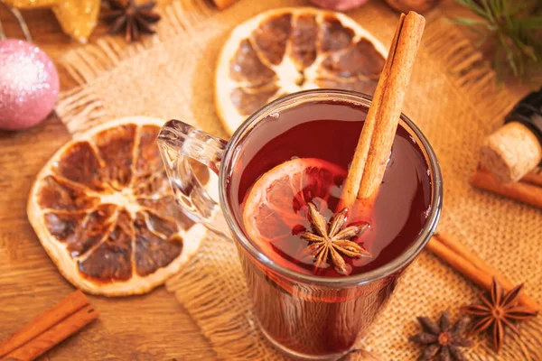 Kerst Glühwein Vrolijk Kerstfeest Glas Glühwein Met Kaneel Anijs Bovenaanzicht — Stockfoto