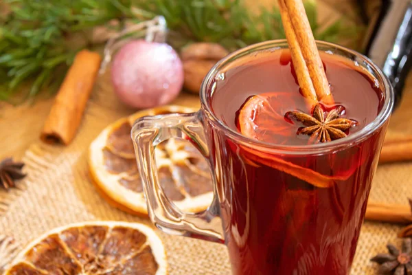 Christmas mulled wine. Merry Christmas. Glass of mulled wine with cinnamon and anise, top view. Selective focus — Stock Photo, Image