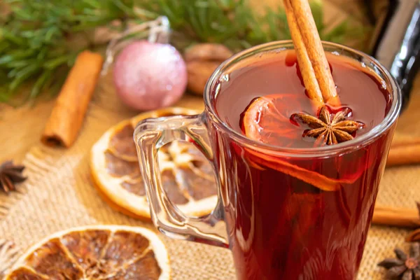 Vinho quente de Natal. Feliz Natal. Copo de vinho quente com canela e anis, vista superior. Foco seletivo — Fotografia de Stock