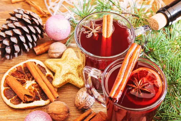 Vinho quente de Natal. Feliz Natal. Copo de vinho quente com canela e anis, vista superior. Foco seletivo — Fotografia de Stock