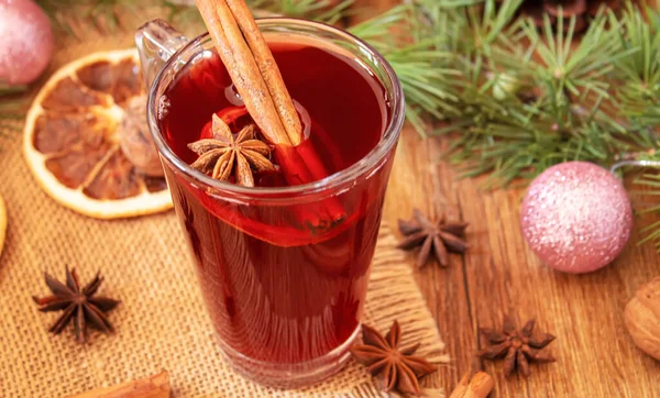 Vinho quente de Natal. Feliz Natal. Copo de vinho quente com canela e anis, vista superior. Foco seletivo — Fotografia de Stock