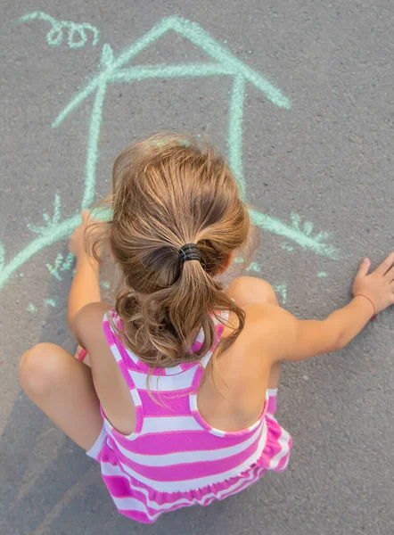 Kind Zeichnet Ein Kreidehaus Selektiver Fokus — Stockfoto