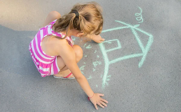 Enfant Dessine Une Maison Craie Concentration Sélective — Photo