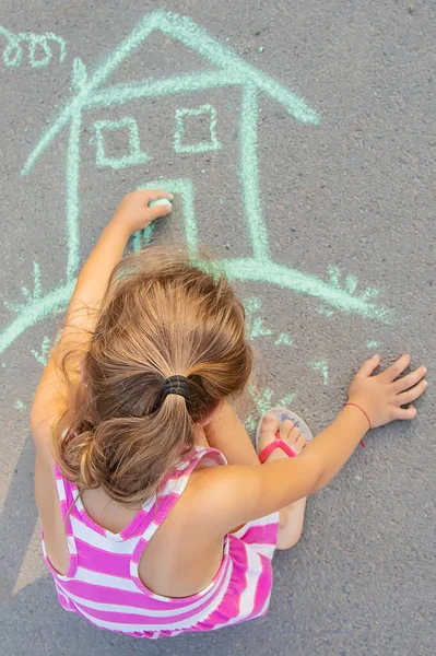 Kind Zeichnet Ein Kreidehaus Selektiver Fokus — Stockfoto