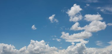 Gökyüzü parlak renkli, gündüz güzel, güneş dışarıda, hava serin, ortası biraz bulanık, ve uzun beyaz bir çizgi var, birçok müşteri için basit bir tasarım..