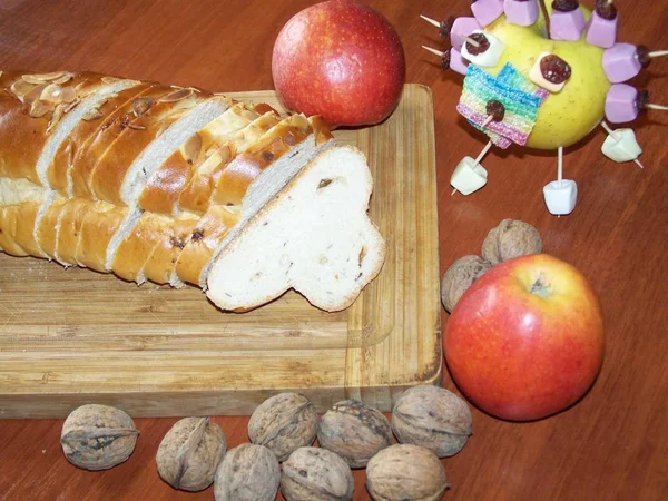 Zátiší Vánoční Adventní Úpletu Chléb Jablka Ořechy Apple Zdobené Bonbóny — Stock fotografie