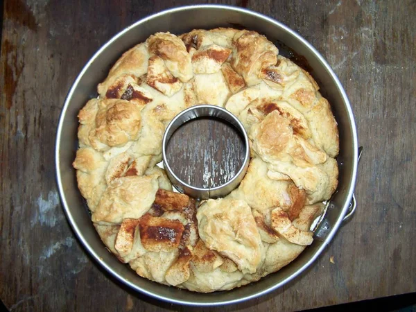リンゴとシナモンのロッシュ シャナの伝統的な料理のバリエーションと 花輪の形をした円形のチャラ — ストック写真