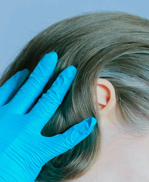 Mavi kauçuk eldivenli saç kıvırcığına yakın çekim