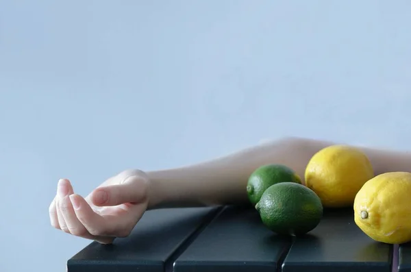 Limonlu ve limonlu el