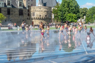 Nantes, Fransa kale önünde çeşme çocuk oyun. 14 Temmuz 2017.