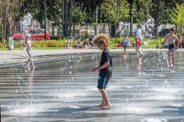 Nantes, Fransa kale önünde çeşme çocuk oyun. 14 Temmuz 2017.