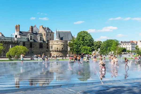 Los Niños Juegan Fuente Frente Fortaleza Nantes Francia Julio 2017 —  Fotos de Stock