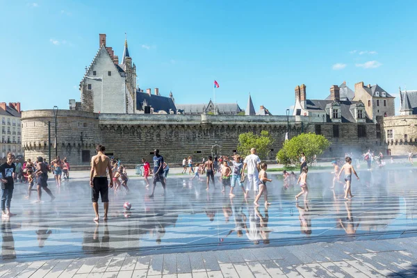 Los Niños Juegan Fuente Frente Fortaleza Nantes Francia Julio 2017 —  Fotos de Stock