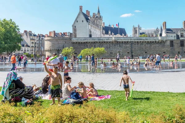 Children Play Fountain Front Fortress Nantes France July 2017 — Stock Photo, Image