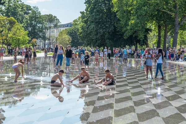 Bambini Giocano Nella Fontana Fronte Alla Fortezza Nantes Francia Luglio Immagine Stock