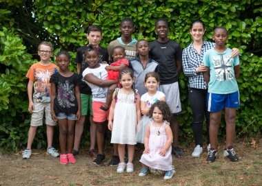 Göçmen çocukları. Laval. Fransa. 13 Ağustos 2018.