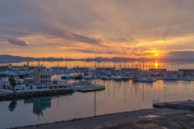Gün batımında limanıdır. La Manga. Murcia. İspanya.
