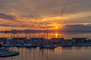 Gün batımında limanıdır. La Manga. Murcia. İspanya.