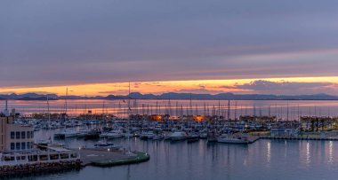 Gün batımında limanıdır. La Manga. Murcia. İspanya.