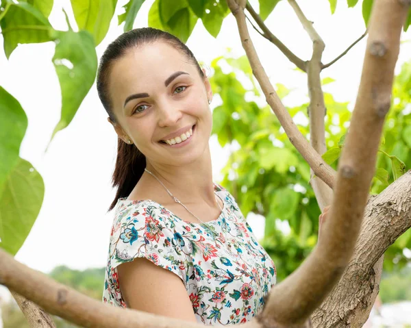 Una Chica Está Caminando Parque — Foto de Stock