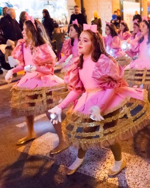 Christmas parade katılımcılar. İspanya. Murcia. San Pedro del Pinatar. 23 Aralık 2017
