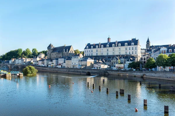 马耶纳河银行 拉瓦尔市 Mayenne 随之而下 — 图库照片
