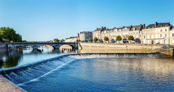 Берега Реки Майенн Город Лаваль Майенн Pays Loire Франция — стоковое фото