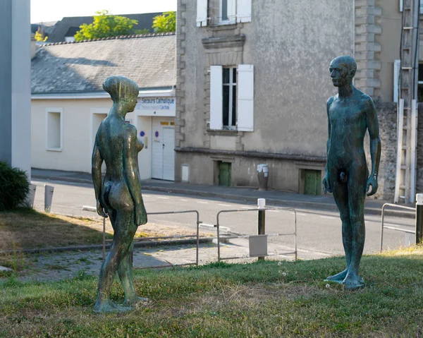 Skulptur Man Och Kvinna Gående Mot Varandra Staden Laval Mayenne — Stockfoto