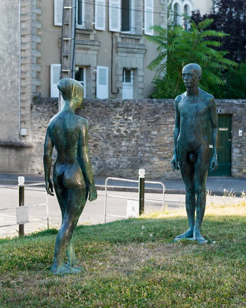 Skulptur Man Och Kvinna Gående Mot Varandra Staden Laval Mayenne — Stockfoto