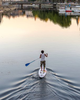 Bir adam bir sörf tahtası üzerinde bir nehirde ölü olarak yatıyor. Laval şehir, Mayenne, de Loire, Fransa öder. 5 Ağustos 2018