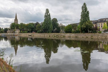 Mayenne Nehri, Laval şehir, Mayenne, de Loire, Fransa öder. 5 Ağustos 2018