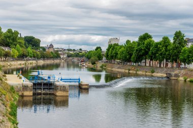 Mayenne Nehri, Laval şehir, Mayenne, de Loire, Fransa öder. 5 Ağustos 2018