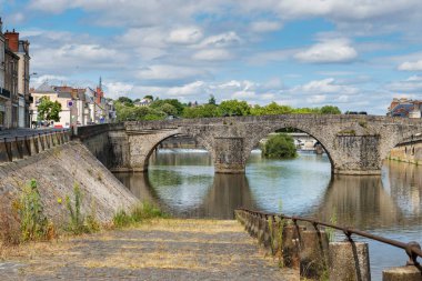 Mayenne Nehri, Laval şehir, Mayenne, Bridge.Banks de Loire, Fransa öder. 5 Ağustos 2018