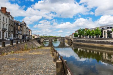Mayenne Nehri, Laval şehir, Mayenne, Bridge.Banks de Loire, Fransa öder. 5 Ağustos 2018