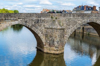 Mayenne Nehri, Laval şehir, Mayenne, Bridge.Banks de Loire, Fransa öder. 5 Ağustos 2018