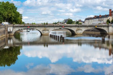 Mayenne Nehri, Laval şehir, Mayenne, Bridge.Banks de Loire, Fransa öder. 5 Ağustos 2018