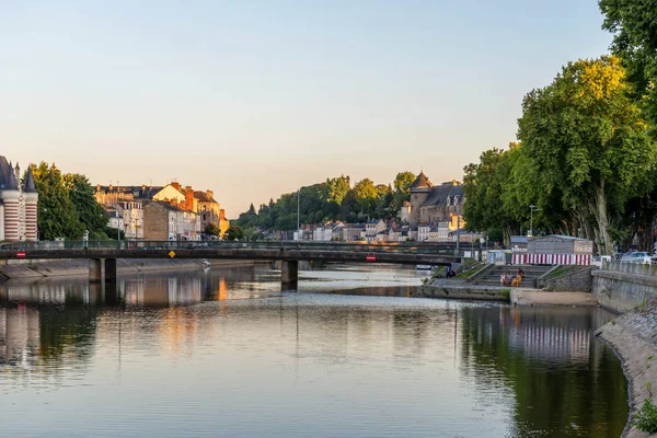 Puente Orillas Del Río Mayenne Ciudad Laval Mayenne Pays Loire —  Fotos de Stock