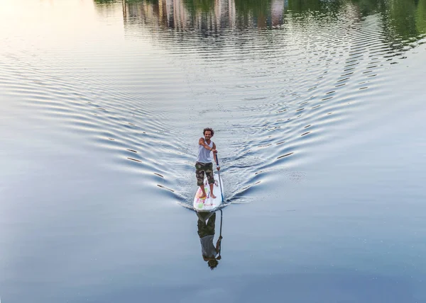 サーフボードの上で男が川に浮かんでいます マイエンヌ ラヴァル市は フランス ロワールを支払っています 2018 — ストック写真