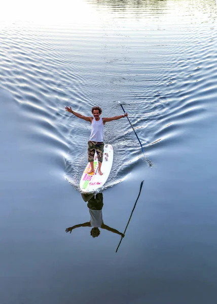 Людина Дошку Серфінгу Плаває Річці Місто Лаваль Майєнн Платить Луара — стокове фото