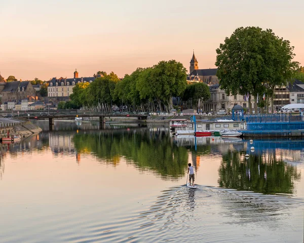 冲浪板上的一个人漂浮在河上 拉瓦尔市 Mayenne Pays Loire France 2018年8月5日 — 图库照片
