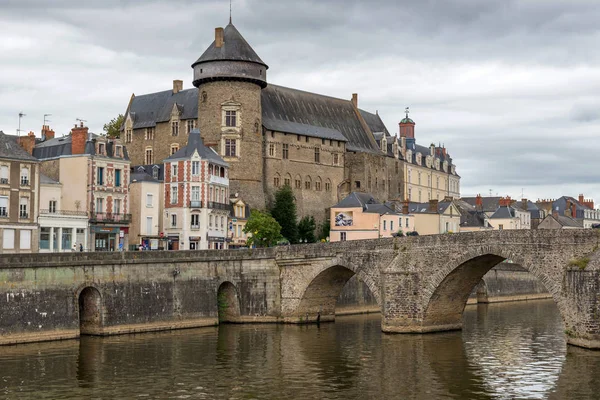 Ortaçağ Chteau de Laval. Mayenne Nehri, Laval şehir, Mayenne, de Loire, Fransa öder. 5 Ağustos 2018