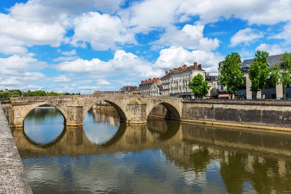 Puente Orillas Del Río Mayenne Ciudad Laval Mayenne Pays Loire —  Fotos de Stock