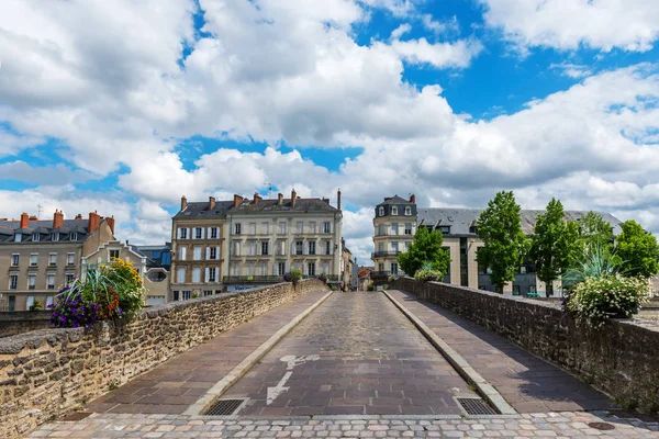 Mayenne Nehri, Laval şehir, Mayenne, Bridge.Banks de Loire, Fransa öder. 5 Ağustos 2018