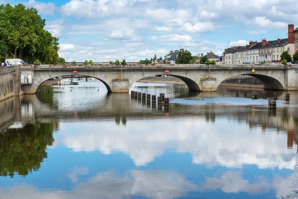 Puente Orillas Del Río Mayenne Ciudad Laval Mayenne Pays Loire —  Fotos de Stock